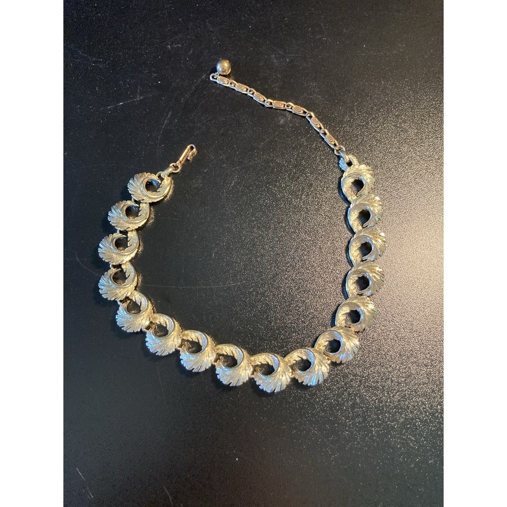 Vintage Signed Lisner Gold Tone Scallop Fan Link Bracelet Mid Century Textured